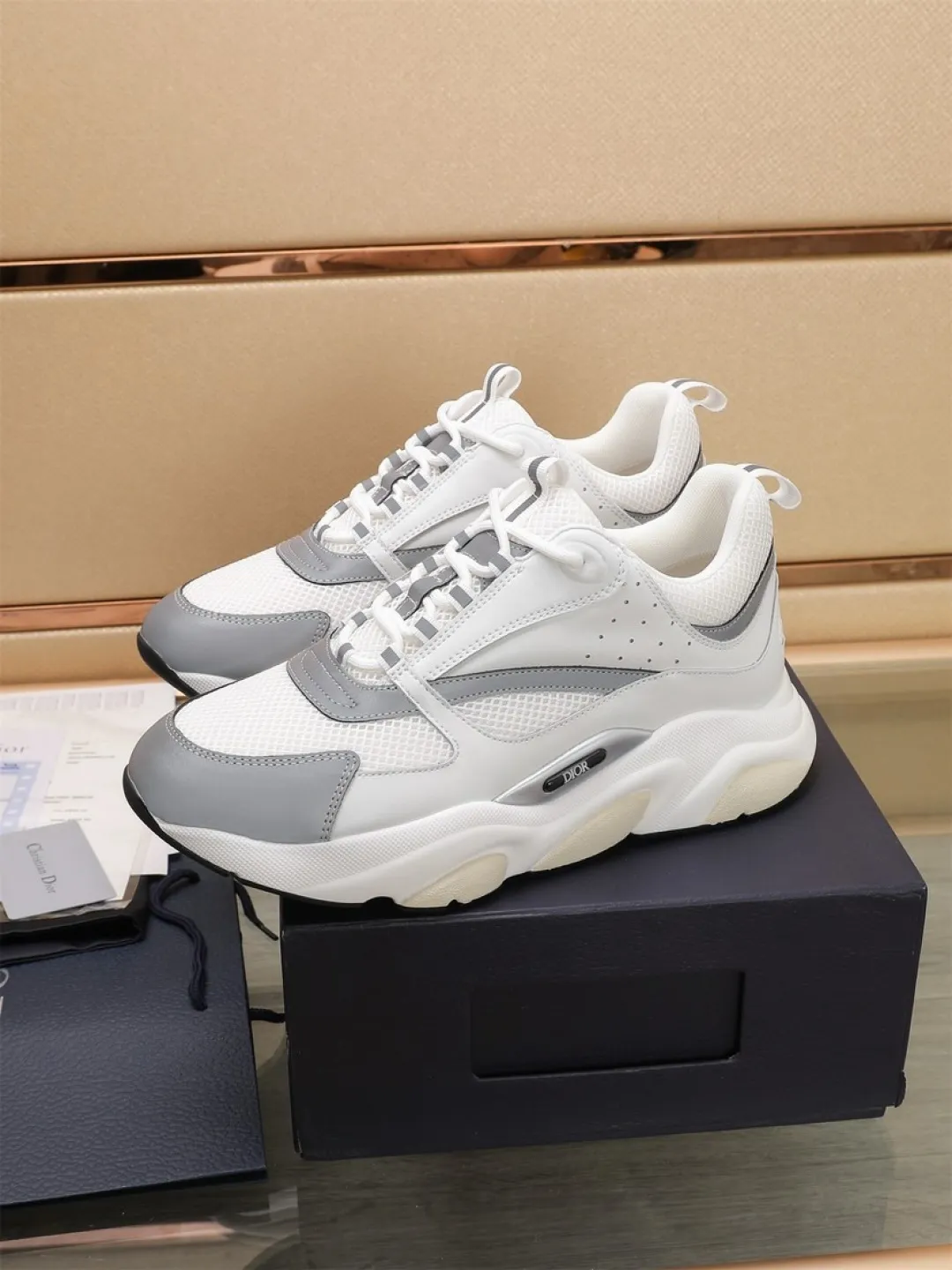 Men's shoes 💰P460💰【Dior】Dior✨ is online at the same time👏 This casual sneaker is a new product in the series and continues Di*r's classic style. The upper is made of original mesh and cow leather, with a two-color textured outsole, and the brand's iconic details on the rear collar and heel to enhance the style. Fashionable and versatile. Wear it with jeans or slacks for a casual look. Size: 38-44 (45 customized)